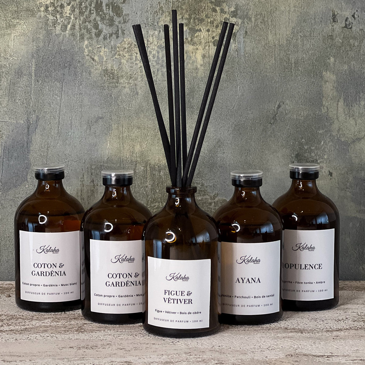 Diffuseurs de parfum à bâtonnets Kalaha France en flacons ambrés, aux senteurs Figue & Vétiver, Ayana, Opulence et Coton & Gardénia.