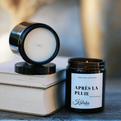 Bougie parfumée Après la Pluie 150 g en verre ambré – bougie ouverte