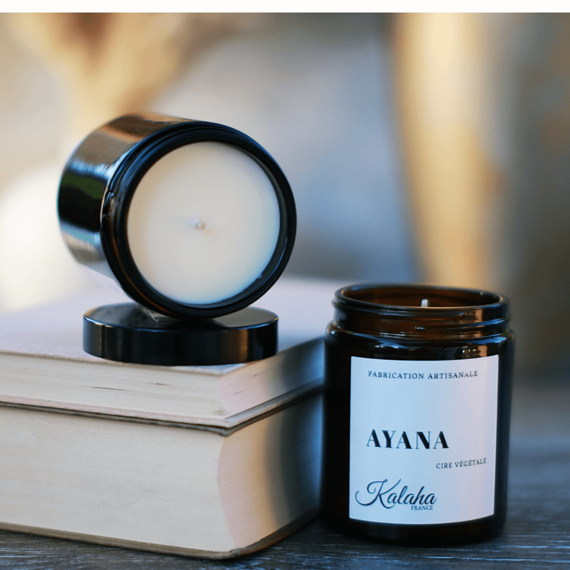 Bougie parfumée Ayana 150 g en verre ambré – bougie ouverte