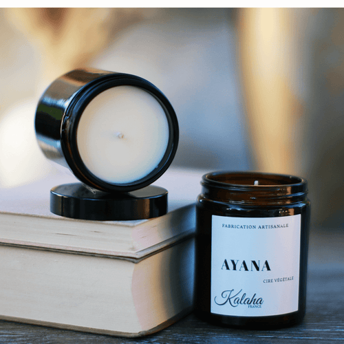 Bougie parfumée Ayana 150 g en verre ambré – bougie ouverte