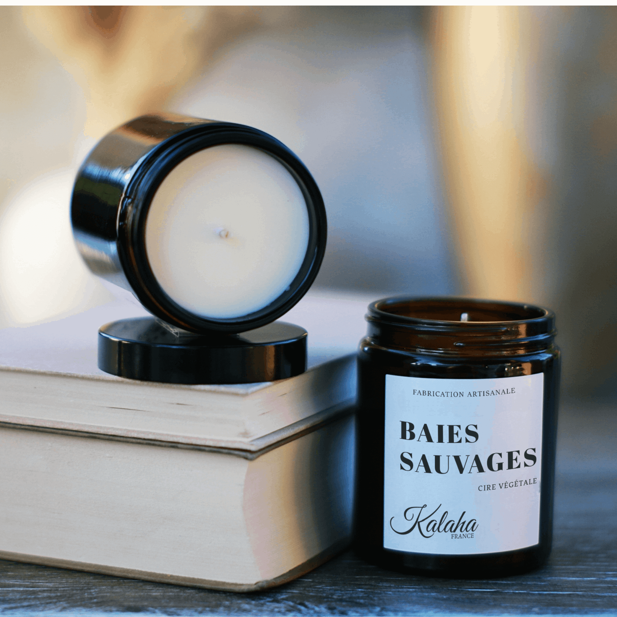 Bougie parfumée Baies Sauvages 150 g en verre ambré – bougie ouverte