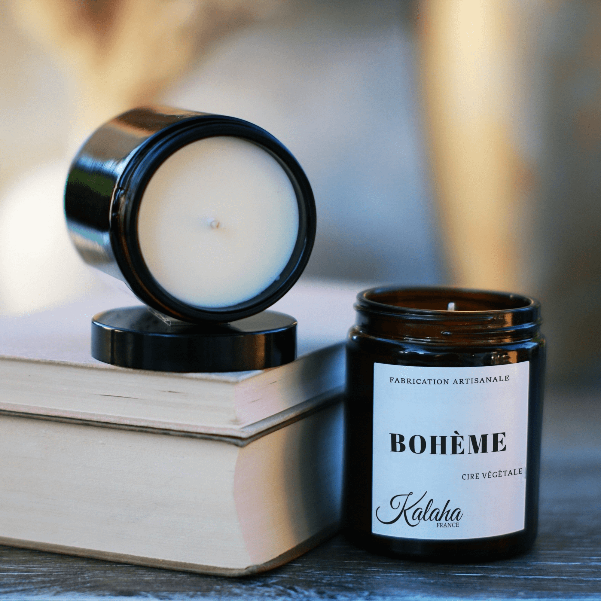 Bougie parfumée Bohème 150 g en verre ambré – bougie ouverte