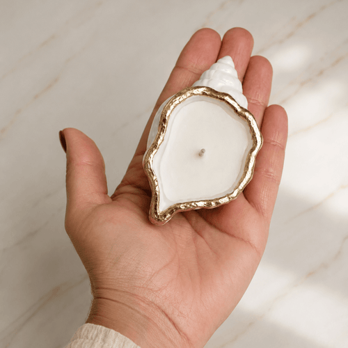 Bougie coquillage en céramique façonnée à la main, tenue en main