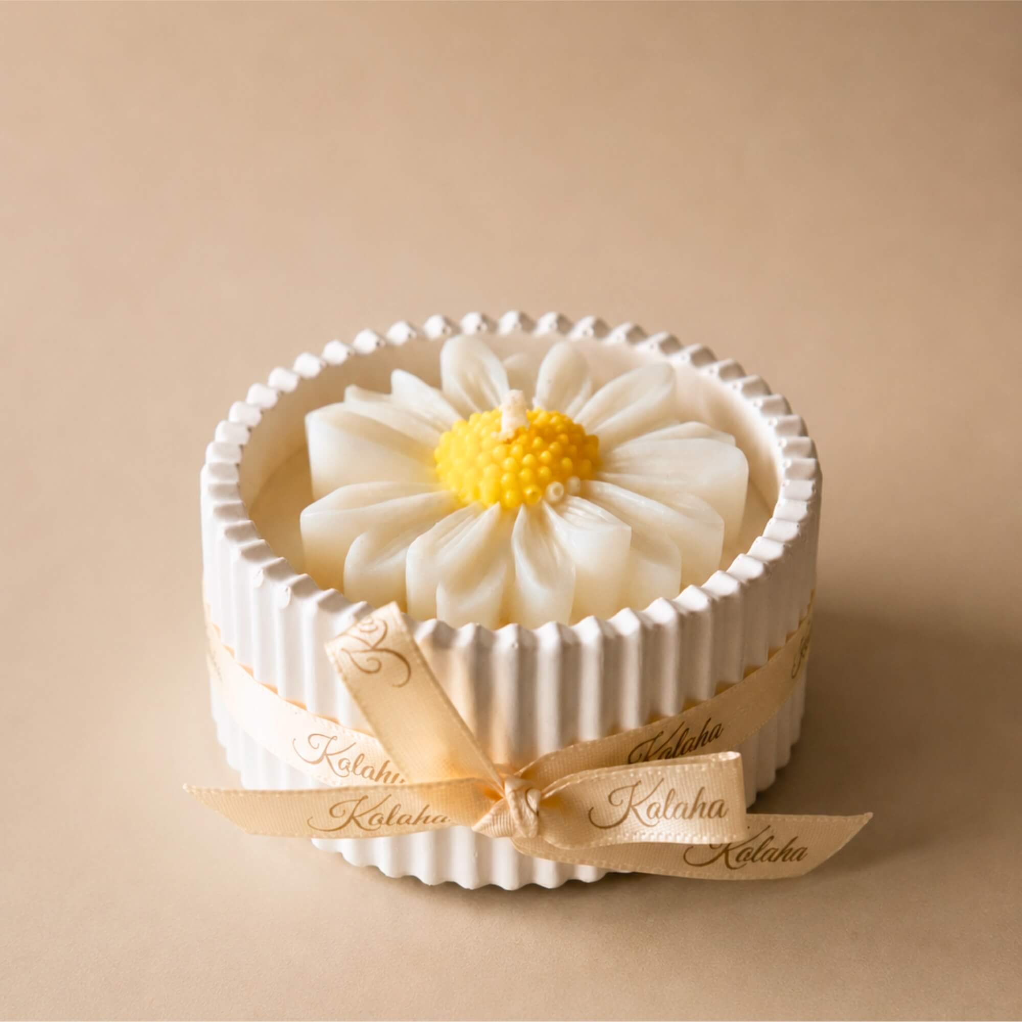 Bougie Marguerite Éclat dans contenant artisanal blanc – Kalaha France
