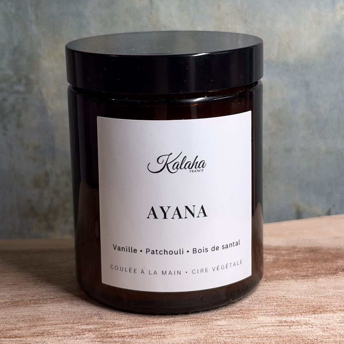 Vue rapprochée de la bougie parfumée AYANA Kalaha France et de son étiquette.