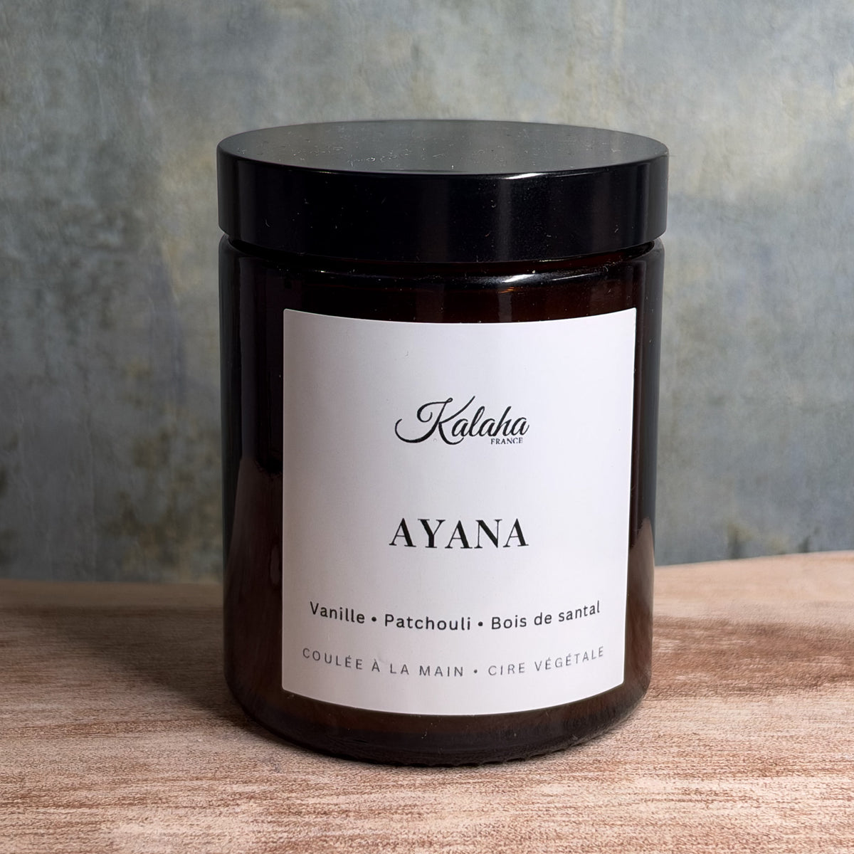 Bougie parfumée AYANA Kalaha France en pot ambré, aux notes de vanille, patchouli et bois de santal.