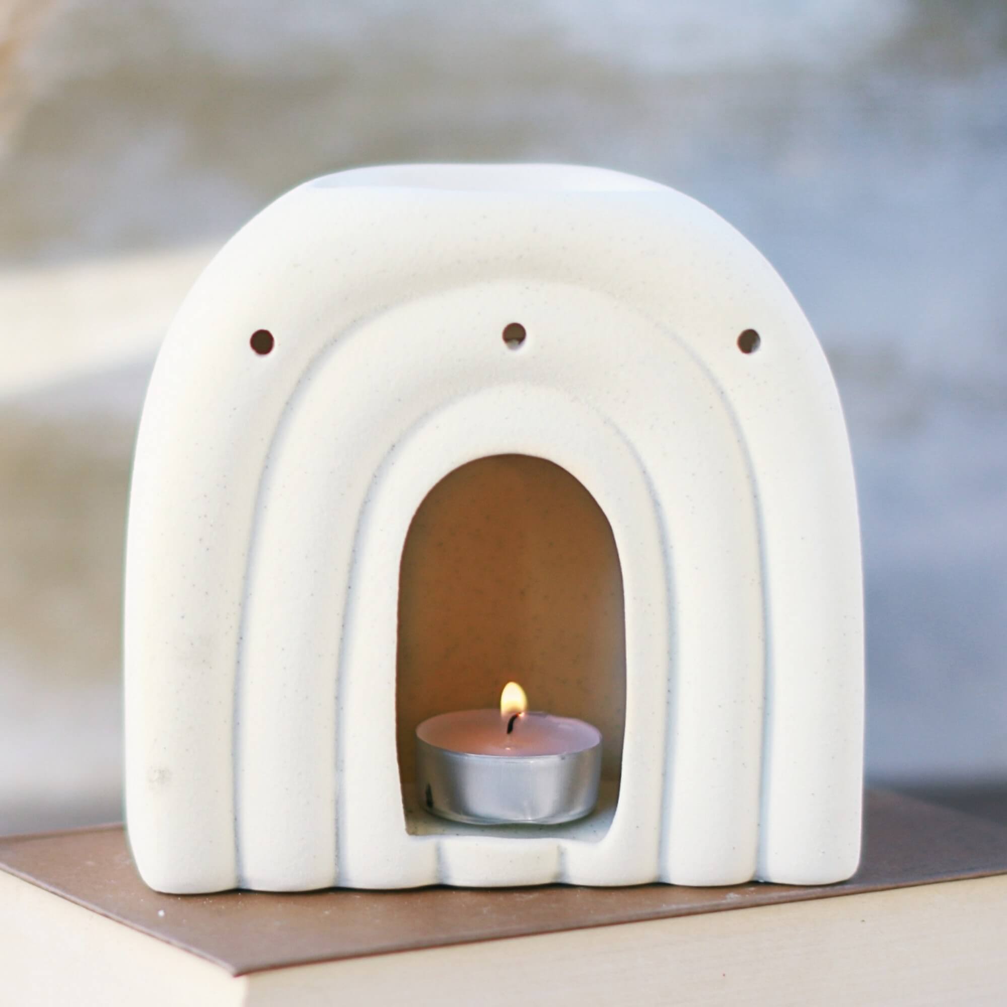 Vue arrière du brûle-parfum Arch en céramique beige texturée