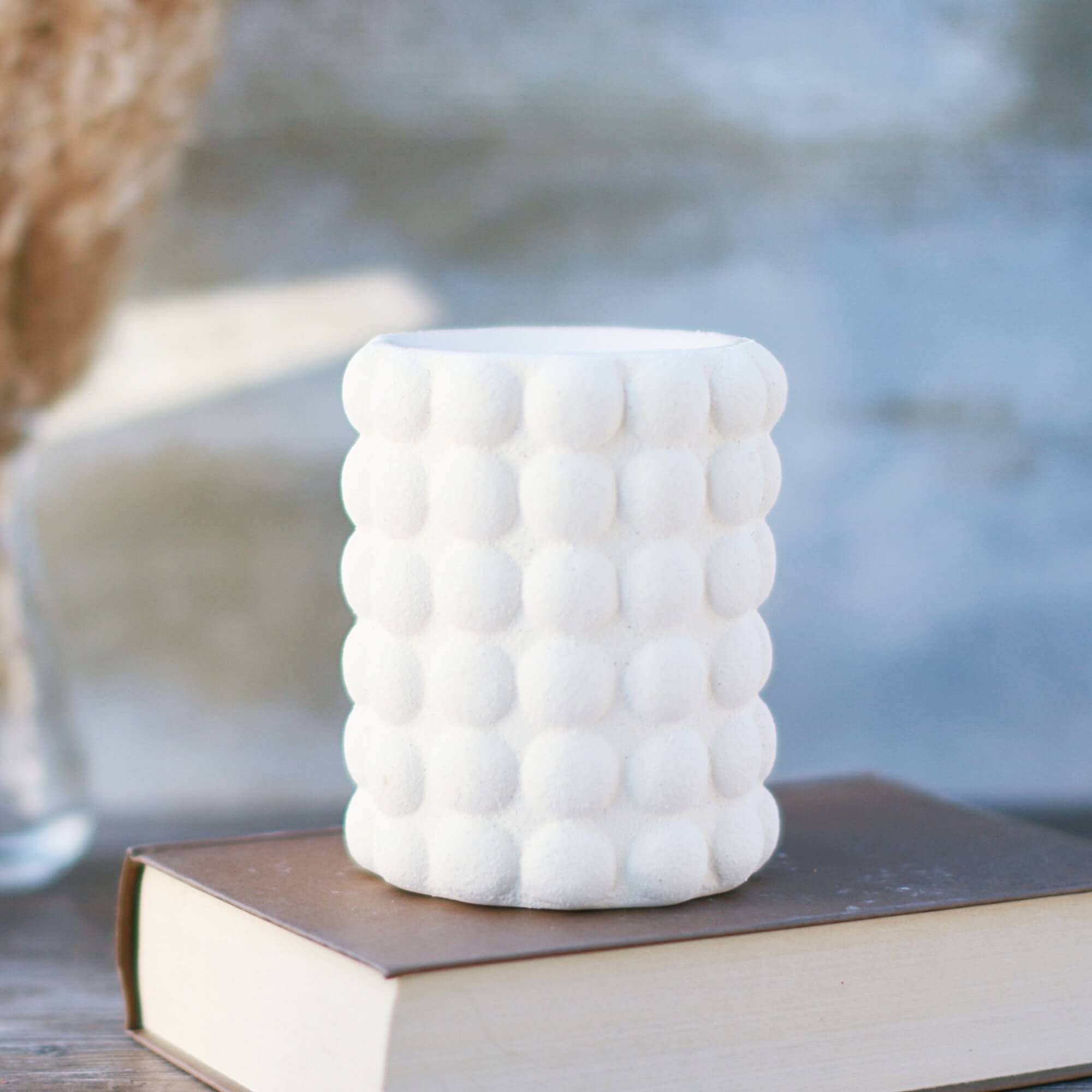 Brûle-parfum Bubble en dolomite écru au design arrondi effet bulles