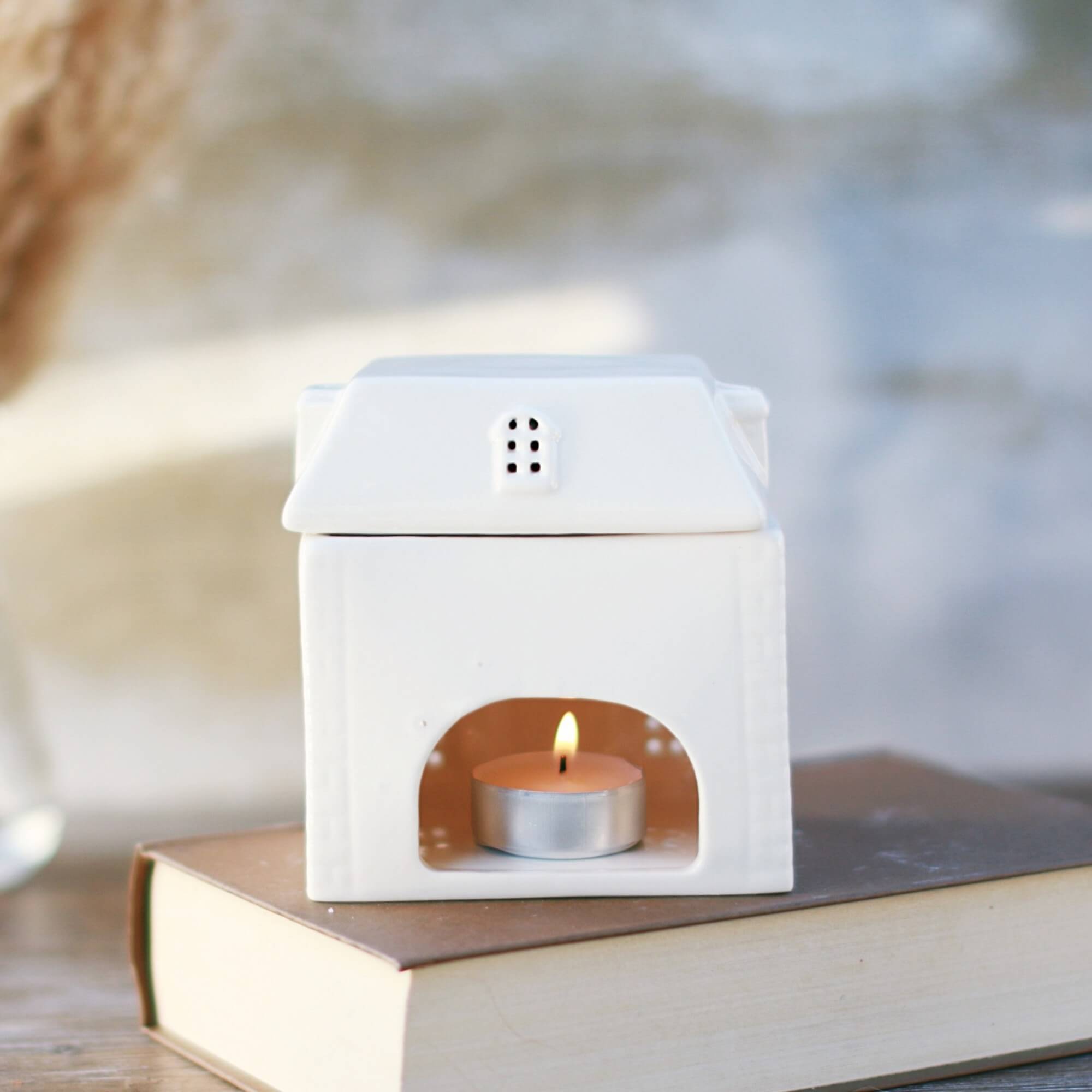 Vue arrière du brûle-parfum Maison en céramique blanche