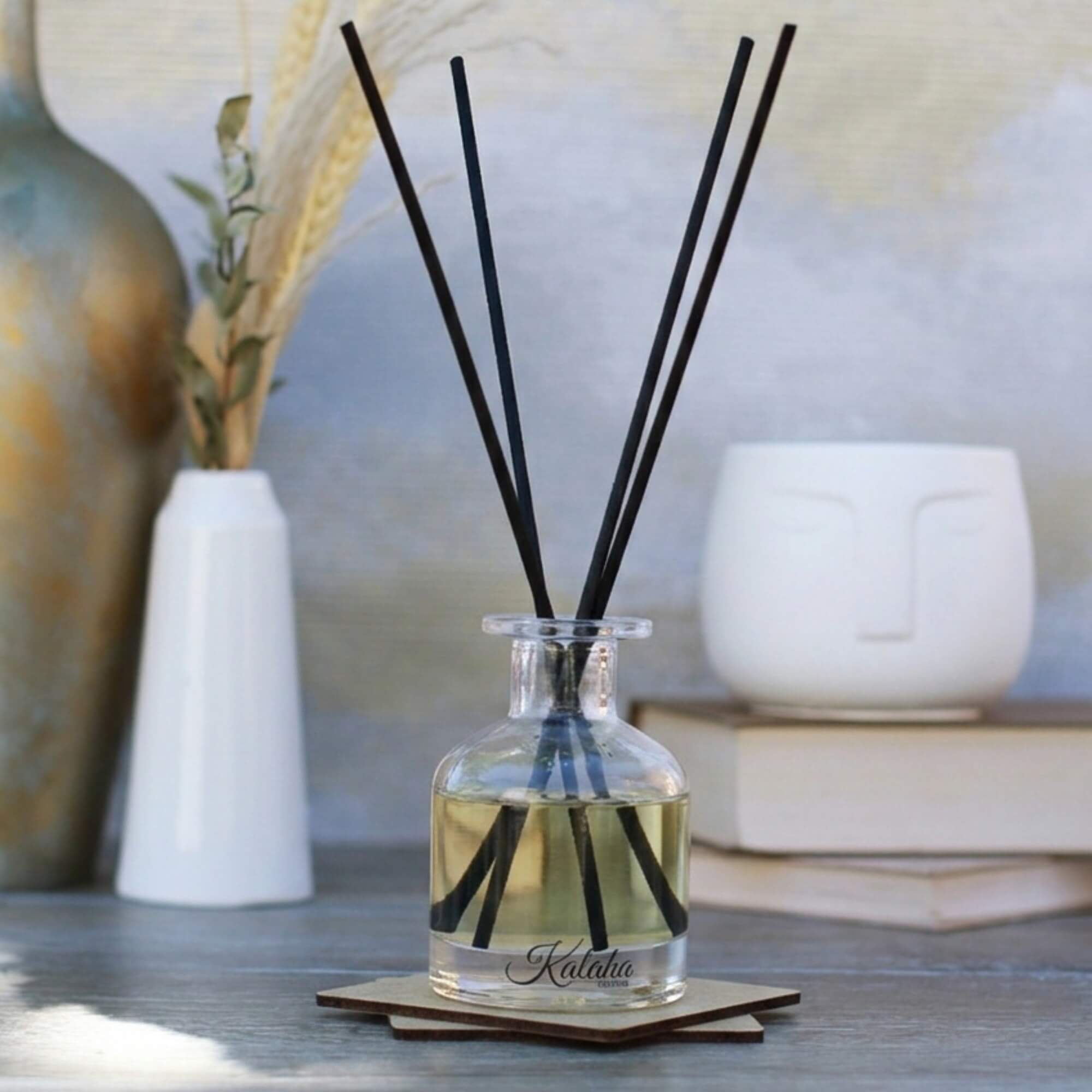Diffuseur de parfum avec batonnets noirs