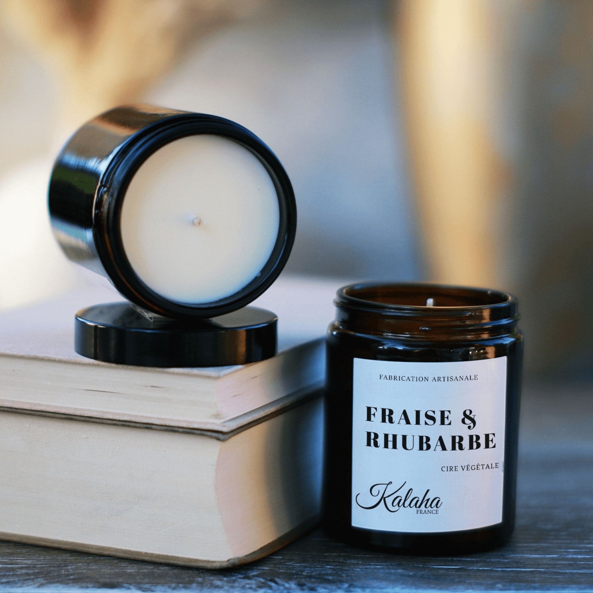 Bougie parfumée Fraises & Rhubarbe 150 g en verre ambré – bougie ouverte