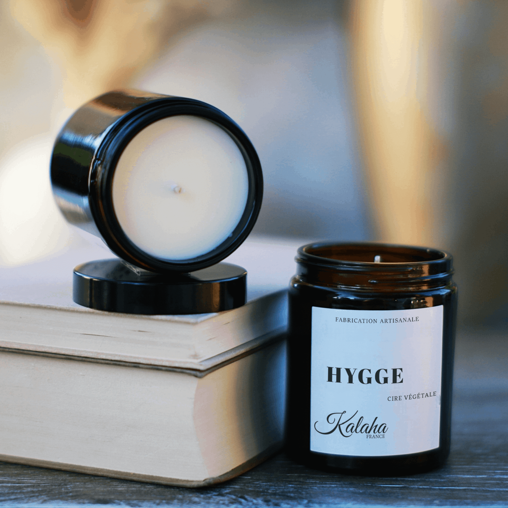 Bougie parfumée Hygge 150 g en verre ambré – bougie ouverte