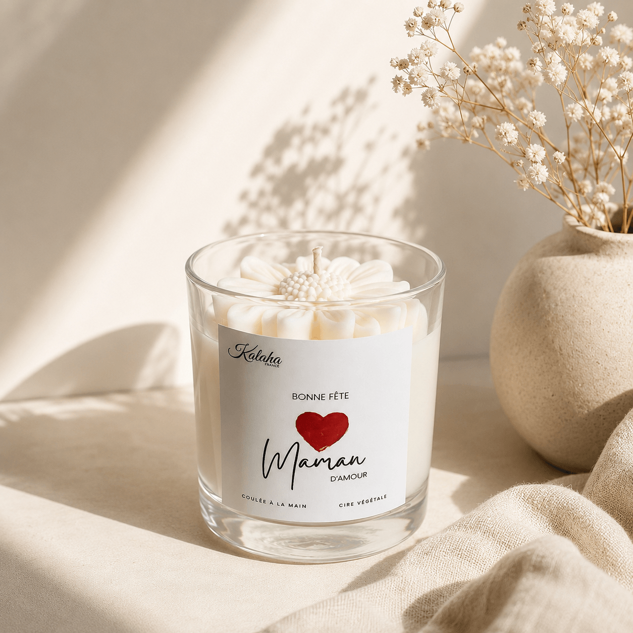Bougie parfumée fleur artisanale dans ambiance lumineuse et minimaliste