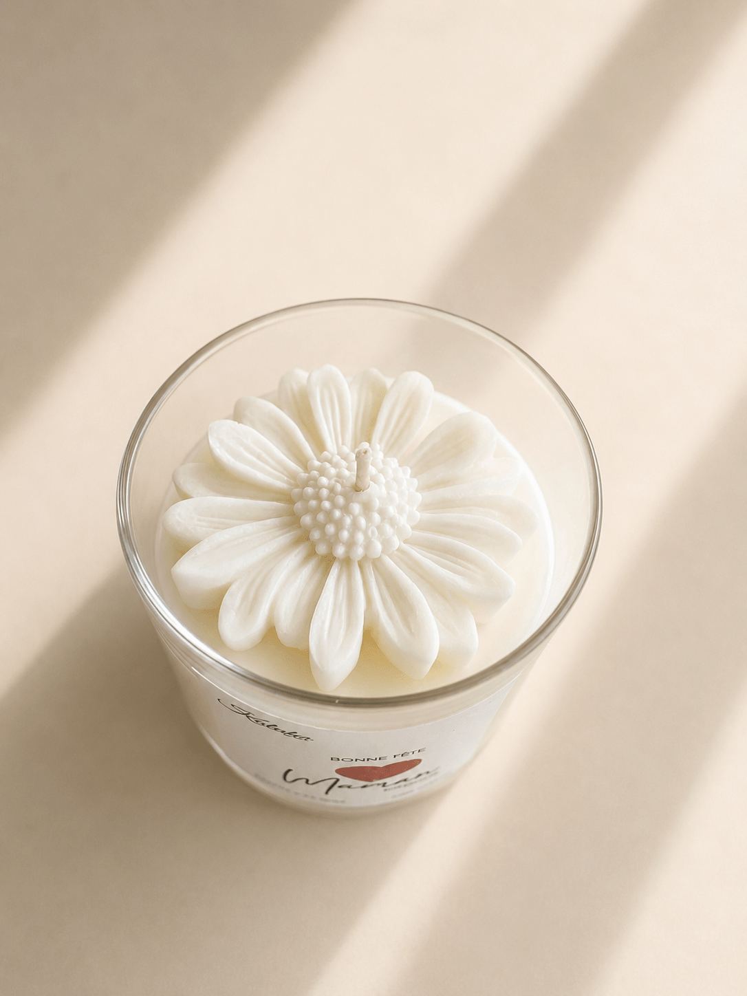 Vue de dessus bougie fleur blanche artisanale édition limitée