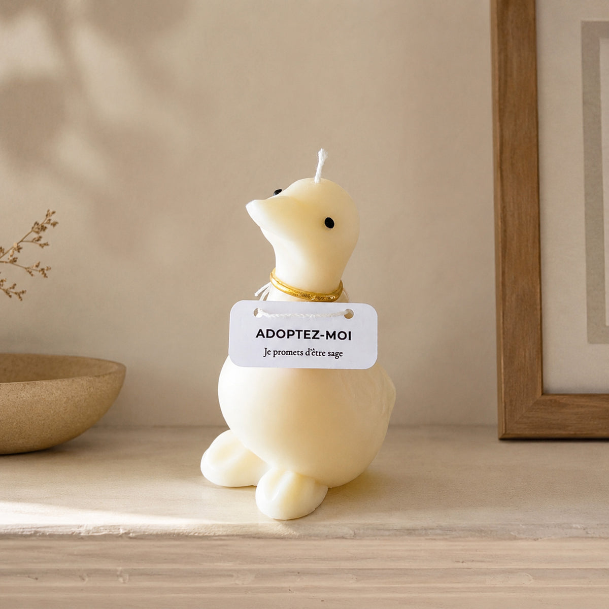 Oie décorative à message dans un intérieur chaleureux
