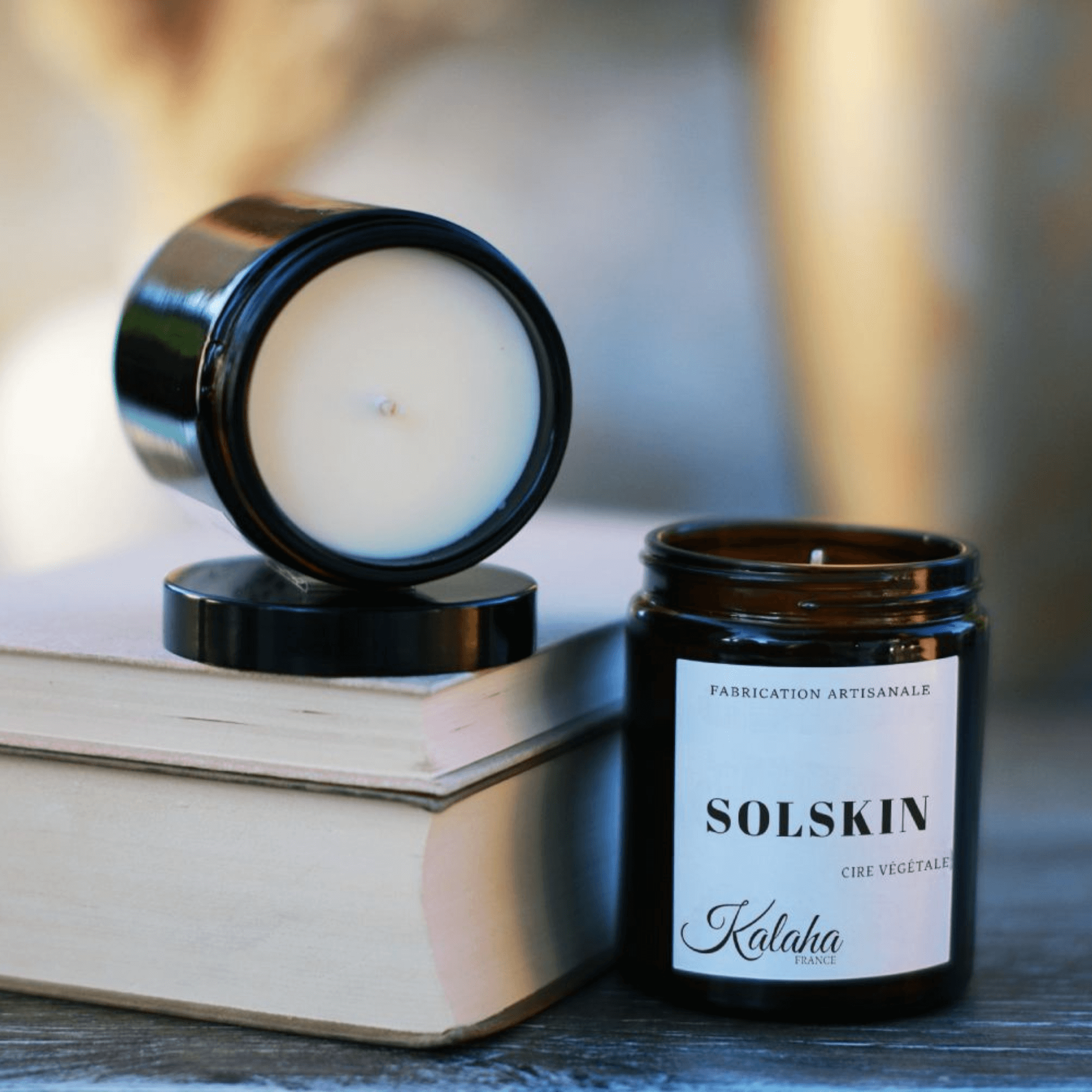 Bougie parfumée Solskin 150 g en verre ambré – bougie ouverte